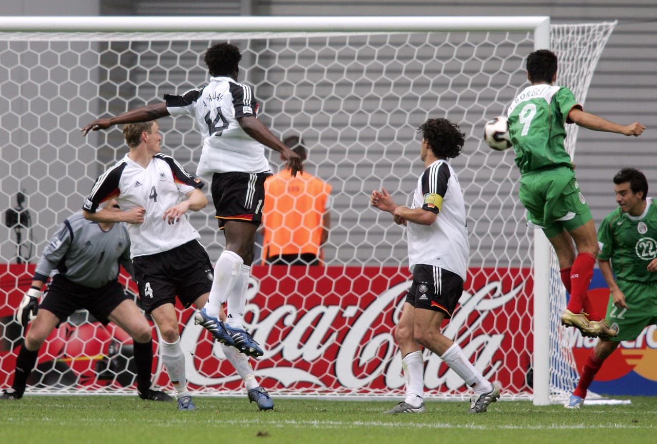 Pero hacía falta un gol más del 'Tri' de La Volpe. A cinco minutos del final, Borgetti volvió a levantarse entre los gigantes alemanes para convertir el 3-3 que forzaba la prórroga.