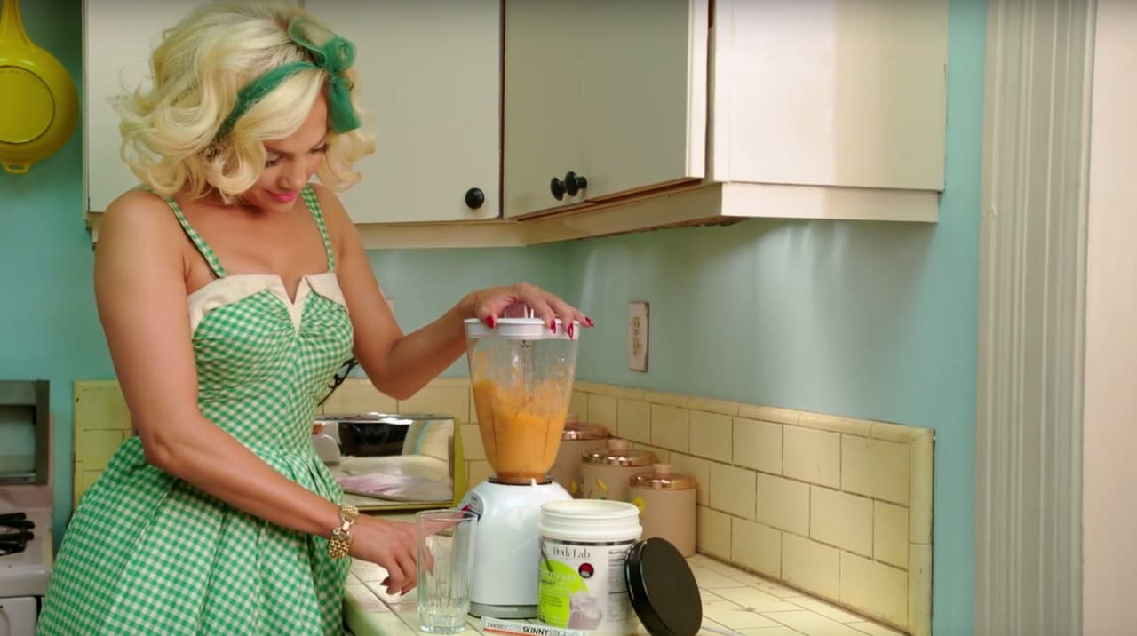 En este clip la vemos desempeñando las típicas tareas del hogar, como limpiar y hacer la comida.