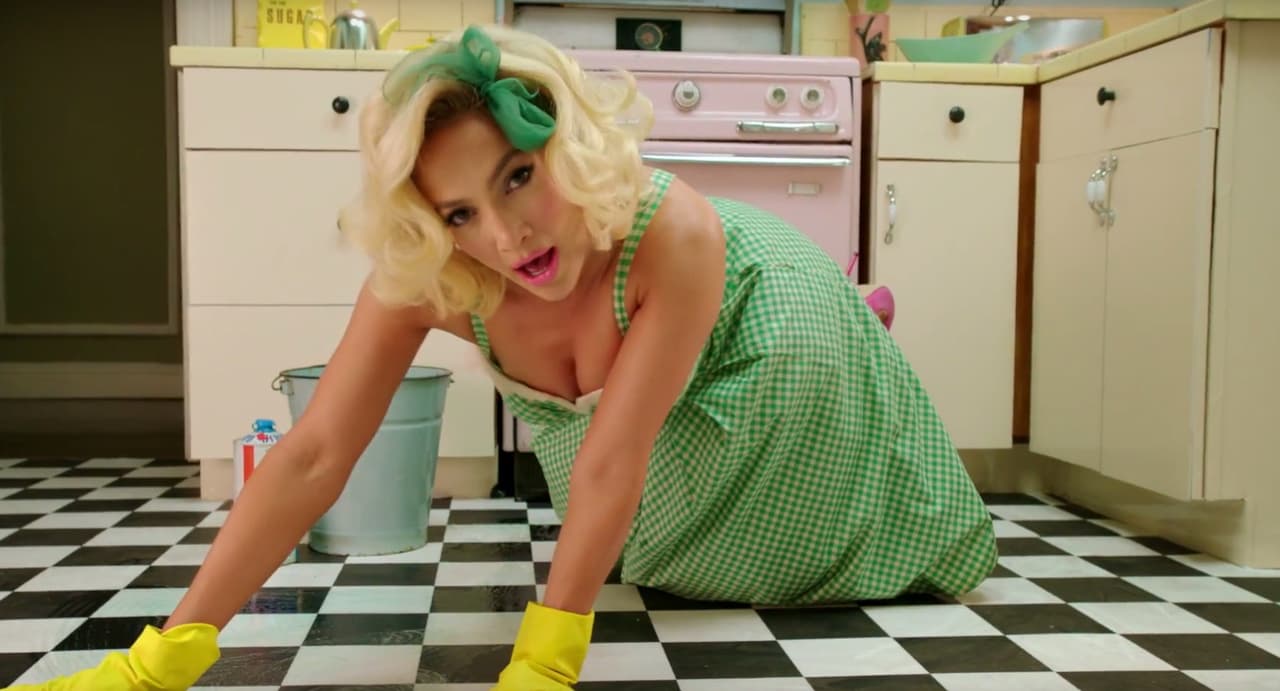 JLo retrocedió varias décadas para personificar a una ama de casa de los años 50...