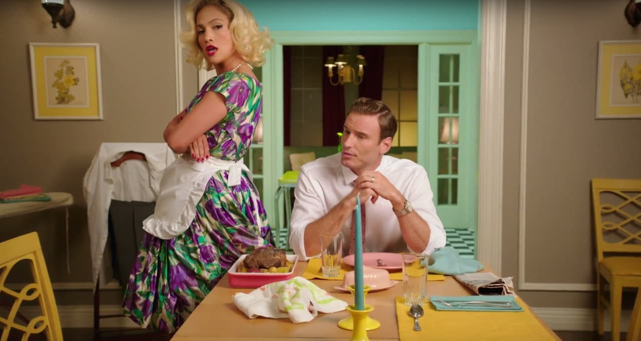 En la historia sirve la cena de su guapo esposo.