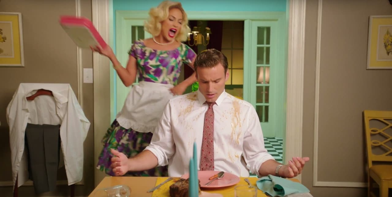 Y luego avienta encima la comida a su guapo esposo, ni modo, ella le dice 'I Ain't Your Mama'...