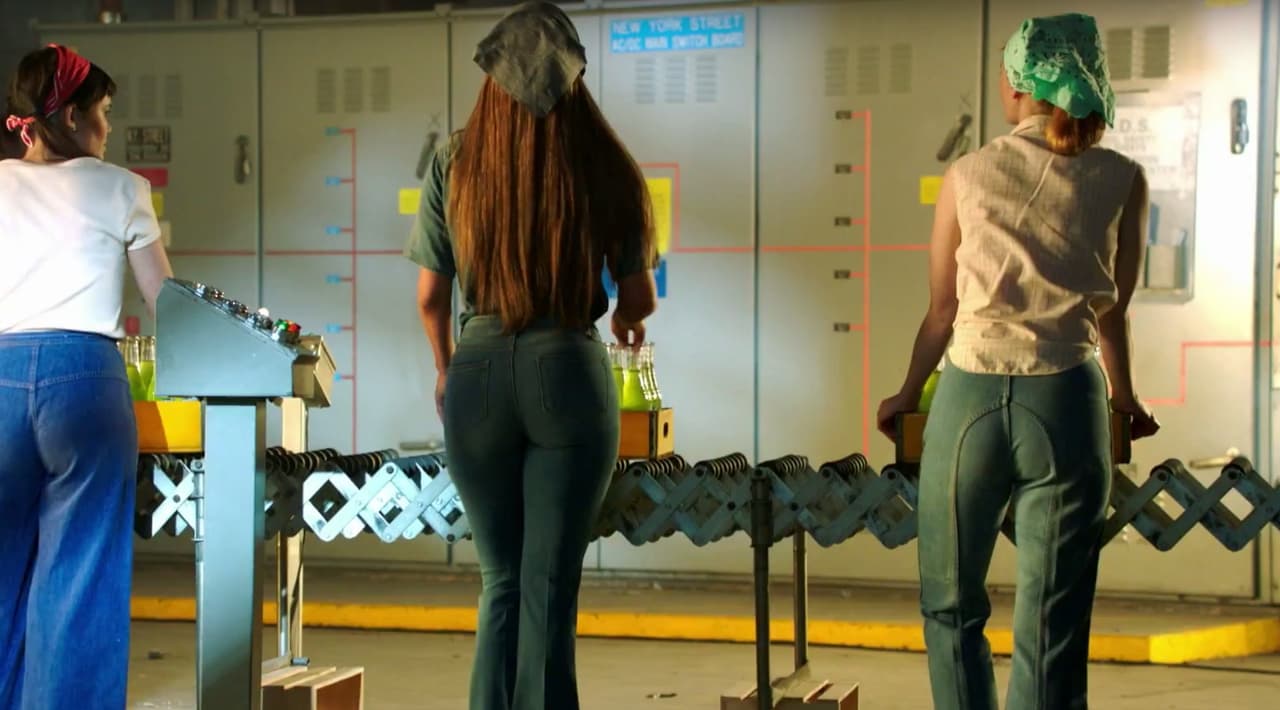 Por supuesto, no deja de mostrar un poco de sus atractivos a lo largo del clip.