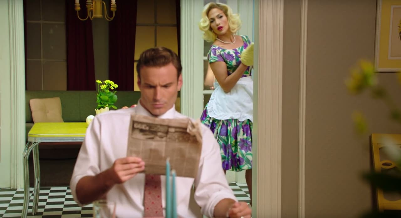 En la historia se dispone a servir la cena de su amado esposo, pero de pronto un mensaje en el televisor llama su atención.