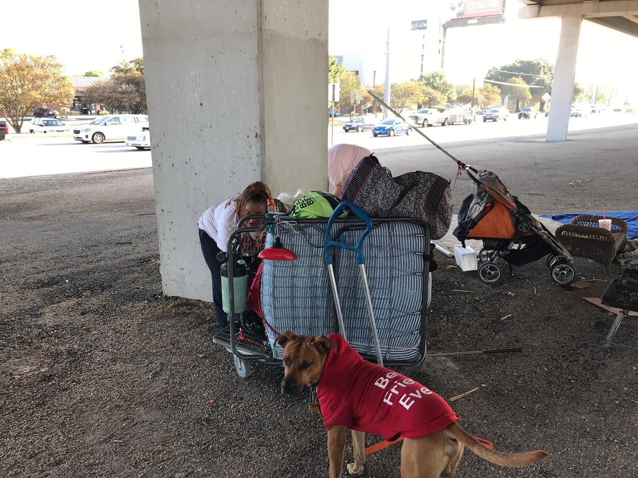 Las personas sin hogar ahora buscan dónde pasar la noche.