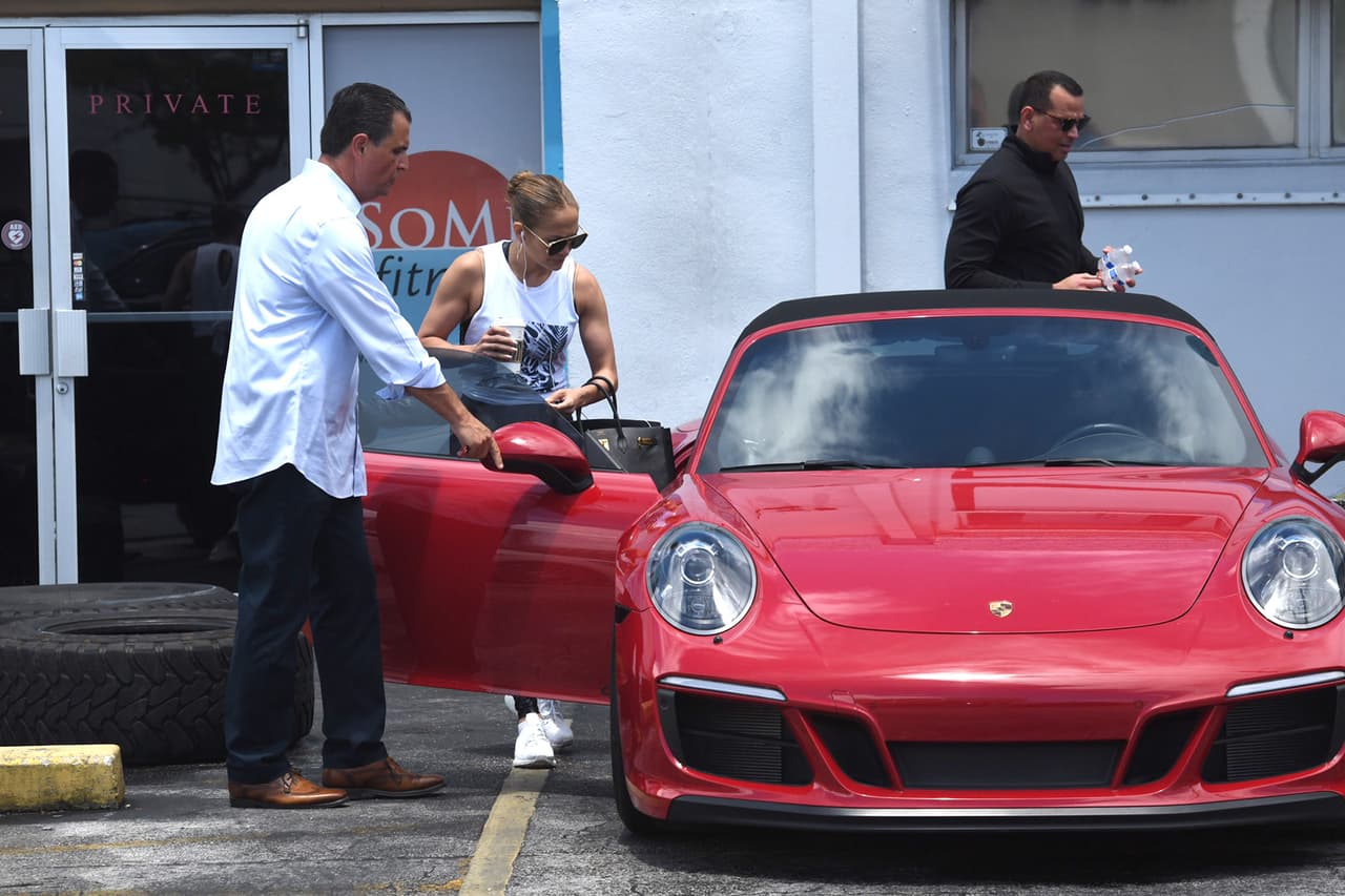 Cuando recibió el regalo, ella declaró: "¿Voy a tener que conducir? ¡Qué hermoso! ¡Nunca he conducido un automóvil así!".
<br>