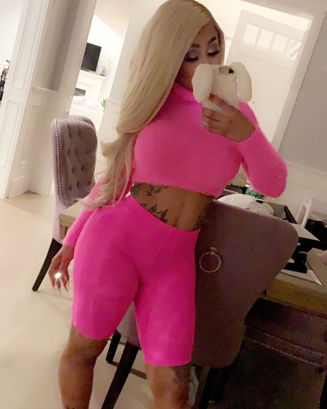 El propietario argumentó en la demanda que Chyna le dijo que estaría ahí hasta marzo de 2019, pero por alguna razón, desocupó la casa en noviembre de 2018, según reportó 
<a href="https://www.tmz.com/2019/04/16/blac-chyna-lawsuit-rent-unpaid/" target="_blank">TMZ</a> en abril del año pasado.