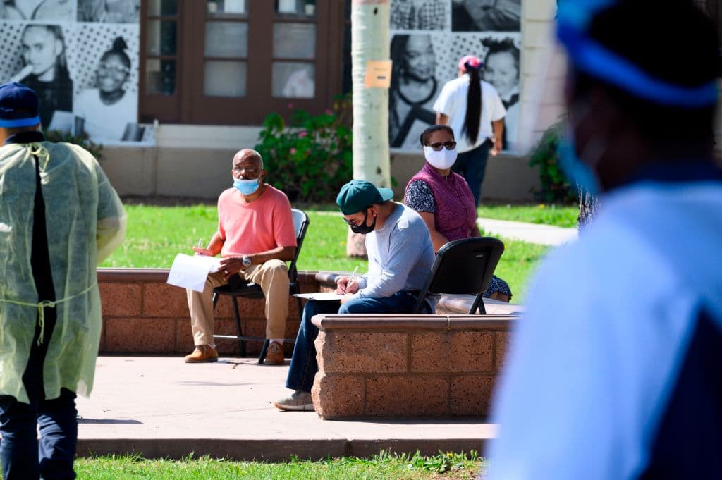 Unos 700,000 hispanos tendrán seguro médico gracias a la nueva ley firmada por Biden, según la Casa Blanca
