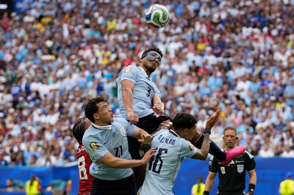 Sebastián Cáceres, de Uruguay, cabecea el balón.