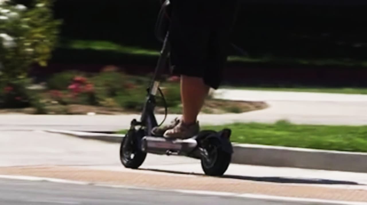 Atropellan a jóvenes que se trasladaban en scooter eléctrico en Phoenix: Están en condición grave