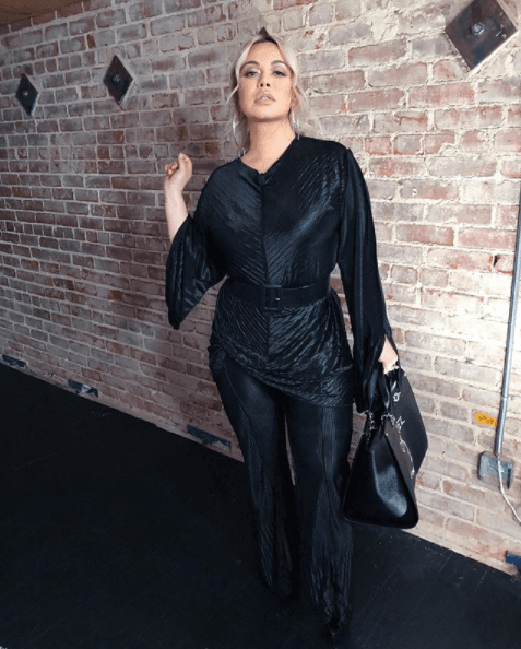 La colaboración fue idea de
<b>Juan Rivera</b>, hermano de
<b> Jenni,</b> luego de que este encontrara algunos temas inéditos grabados por la cantante fallecida.