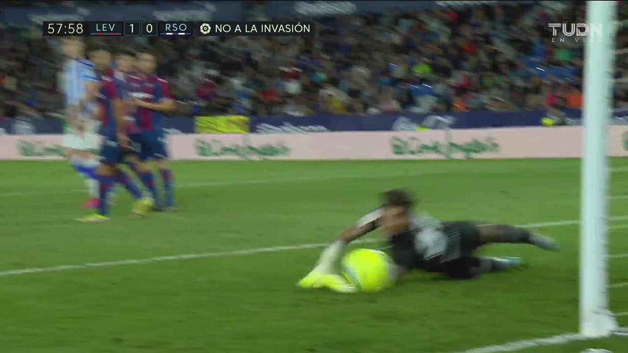 ¡Cerca la bala! Diego Rico saca riflazo que hace temblar al Levante