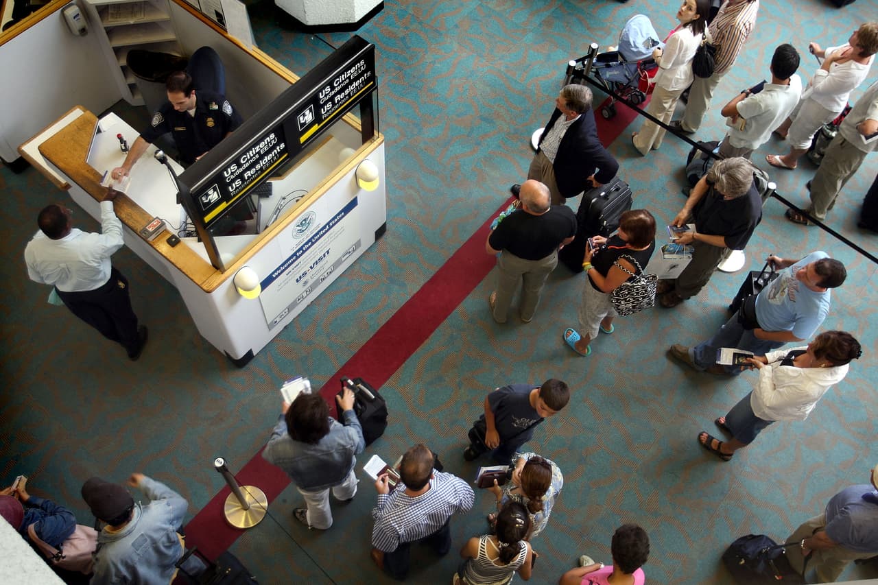 Qué país encabeza la lista de extranjeros que se quedan después de que vence la visa (no es latinoamericano)