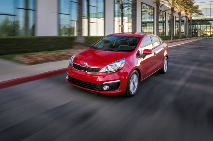 Puesto 5 – Kia Rio: La firma coreana tiene presencia en el ranking con este modelo, disponible a unos 15,060 dólares.
