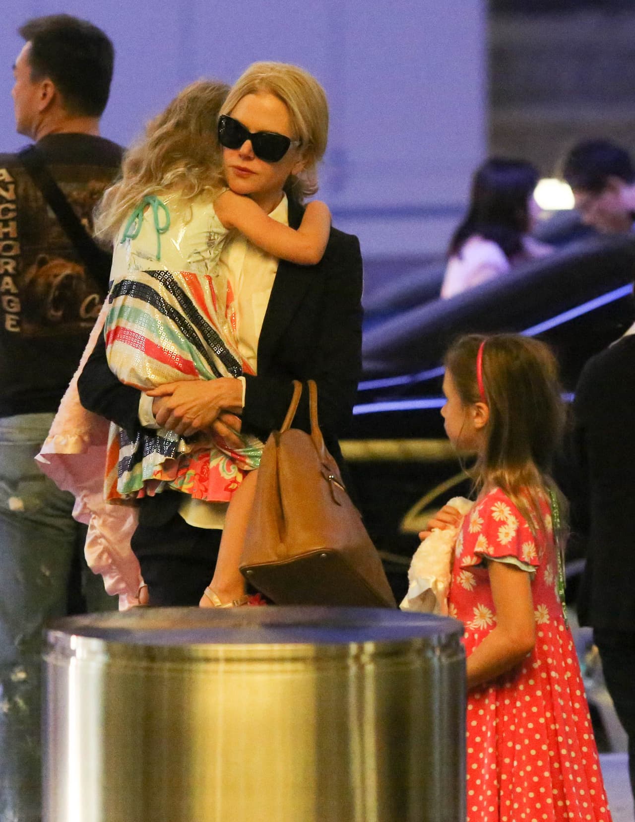 Nicole cargó a Faith Margaret, ya que lucía bastante agotada.