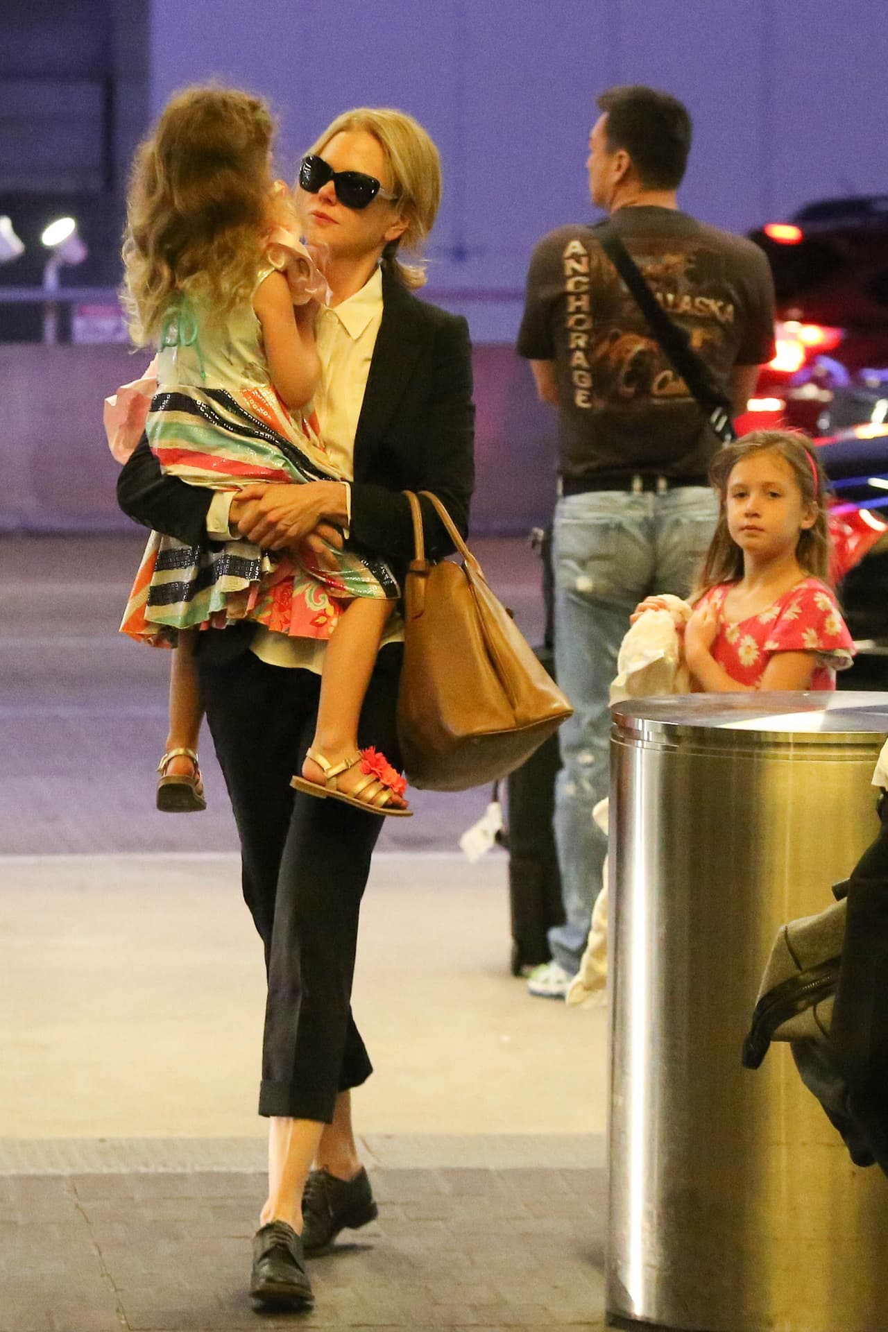 Pero recientemente fue captada en el aeropuerto de Los Ángeles, acompañada de sus dos hijas.