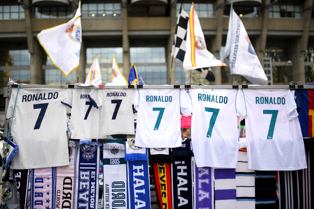 Los fanáticos le dieron un condimento especial al partido de Real Madrid y Juventus en el choque de vuelta de los cuartos de final de la Champions League, con el colorido especial del fútbol.