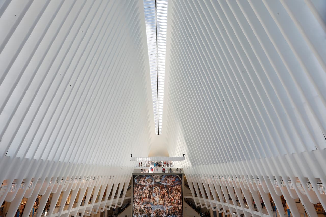 El Juicio Universal de fondo en la impactante estructura blanca de Calatrava. (Lucas Jackson/Reuters)