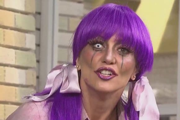 ¡Qué tal ven a Andrea disfrazada de muñeca diabólica! Si se nos aparece en la noche, seguro salimos todos corriendo.