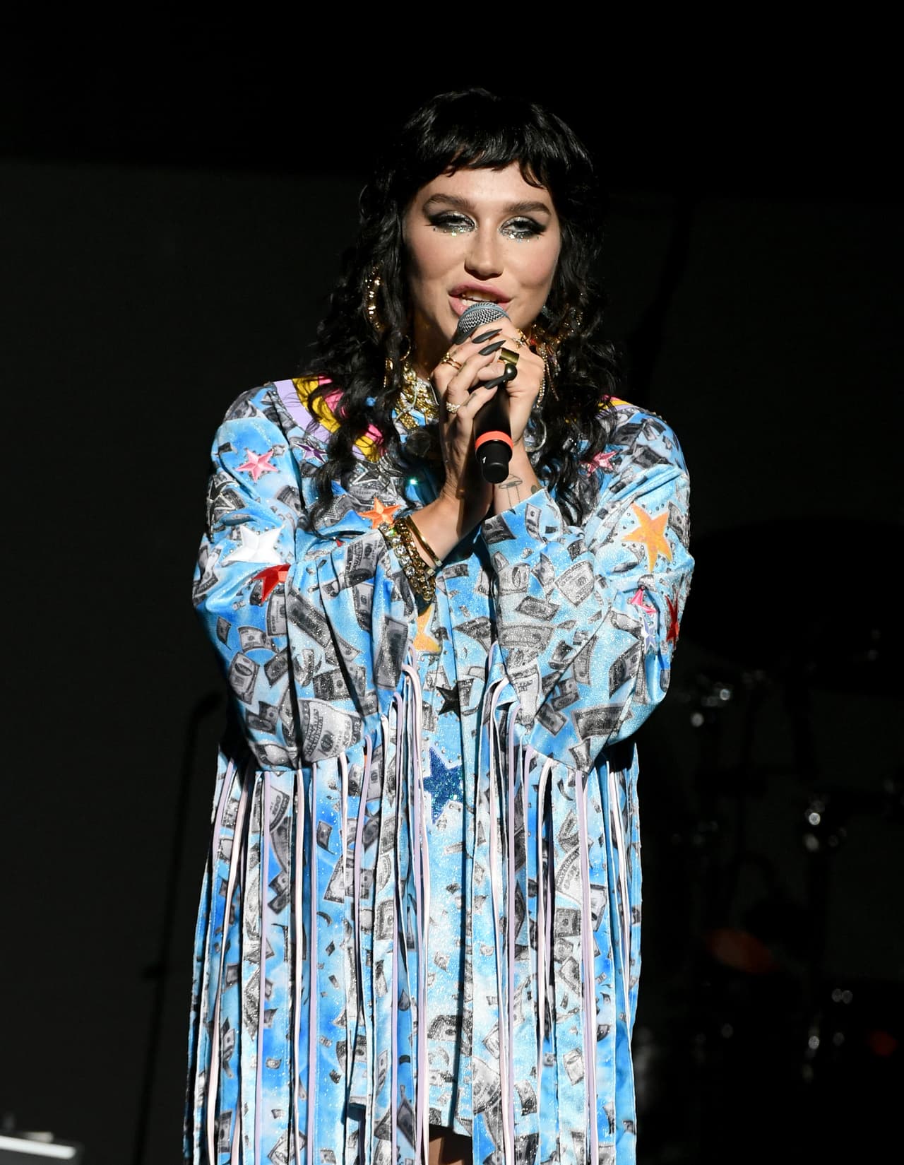 El fallo también estableció que Kesha debe pagar a Dr. Luke 
<b>374,000 dólares</b> por concepto de intereses tardíos en regalías. 
<br>