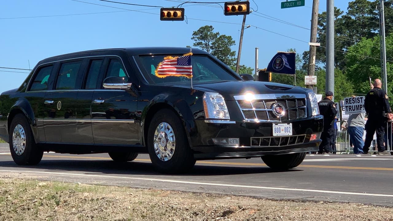 Este es el momento en que la comitiva presidencial llega a la localidad texana. La visita de Trump fue considerada como un día histórico en esta comunidad.