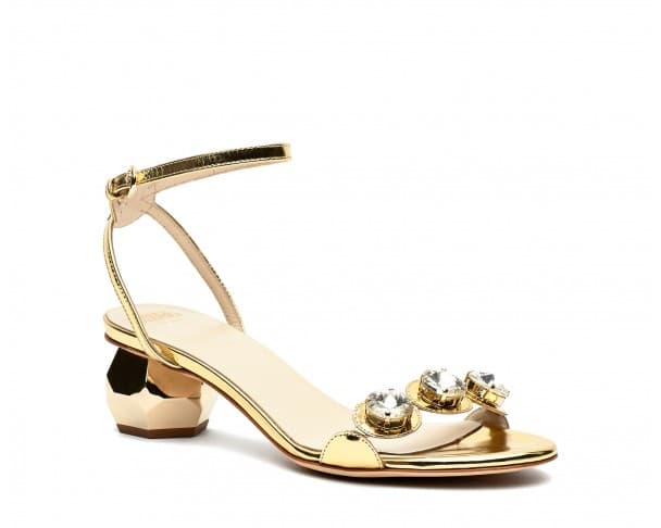 Las sandalias modelo Beatrix, en una gama de tonos metálicos con un original tacón hexagonal, son una de las piezas más famosas de la colección.