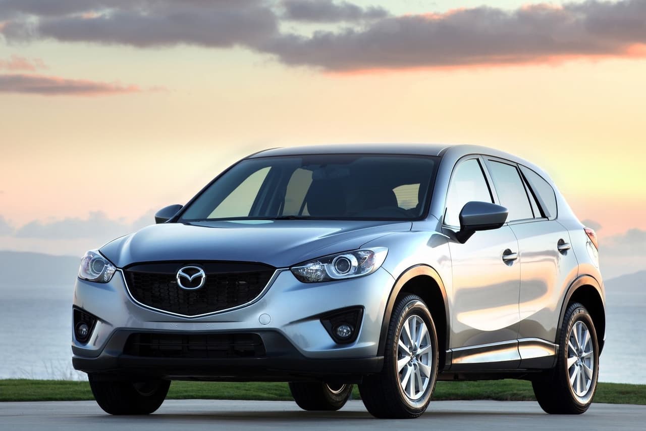 <h3 class="cms-H3-H3"><b>Mazda CX-5</b></h3>
<br>
<br>Esta SUV fue diseñada bajo la línea de diseño de la marca denominada ¨Kodo¨. Ofrece un motor de 2.5 litros con 186 caballos de fuerza y transmisión automática de seis velocidades.
<br>
<br>
<b>Precio aproximado: </b>31,000 dólares