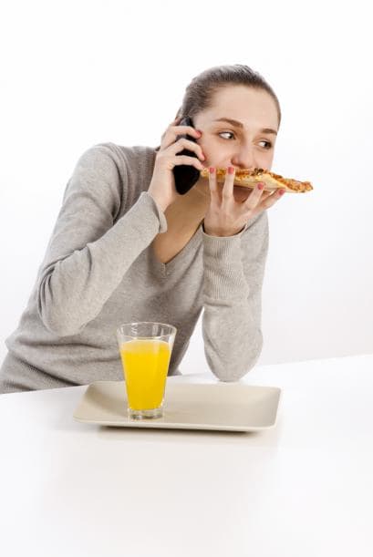 "Es básico. Cuando estás cenando con tu marido y él empieza a responder mails de trabajo, te dan ganas de matarlo. No es cuestión de desatender una urgencia, pero estar permanentemente con el móvil, incluso durante una comida, hasta hace poco tiempo era signo de mala educación y de falta de respeto. ¿Por qué no puede seguir siendo así?", se pregunta Daniela, periodista de 30 años.