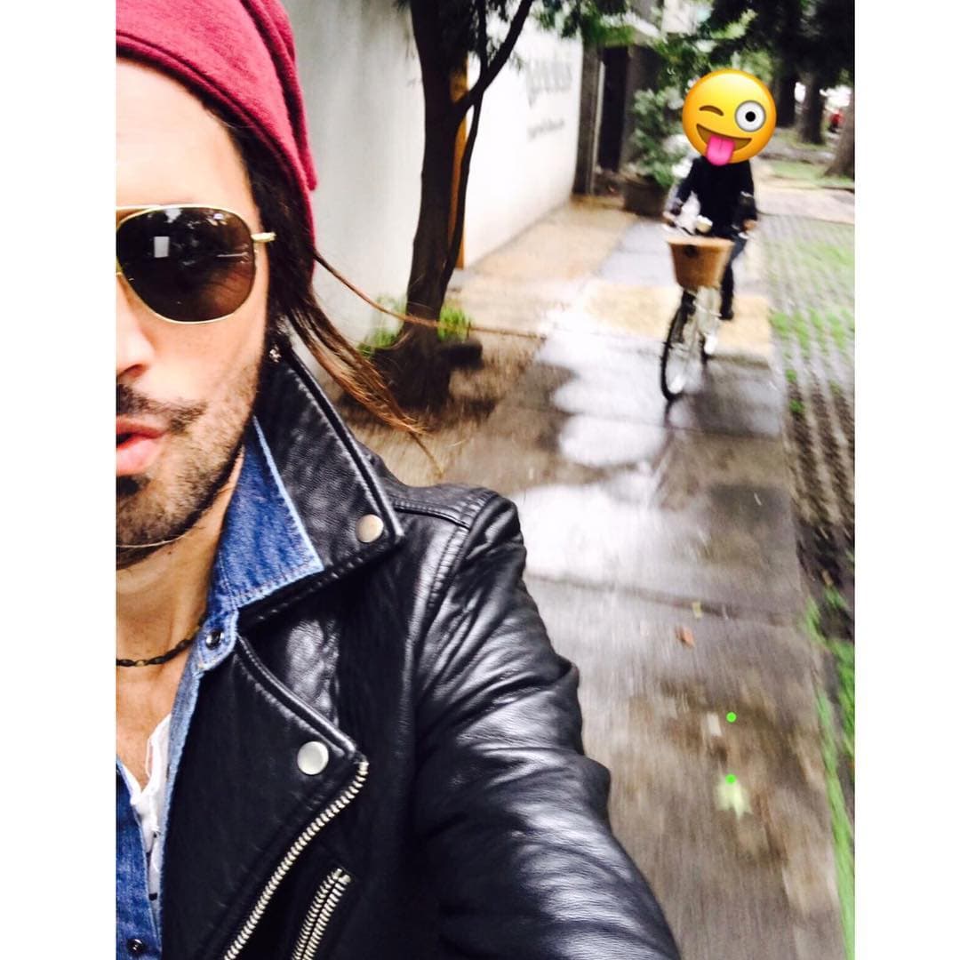 "Cuatro años y medio y contando ... contándole a la vida lo afortunada que soy de poder vivirla contigo, de ser tú y yo , de ser perfectamente imperfectos, de amar tus defectos , de valorar tu entereza, de admirar tu inteligencia , tu capacidad de amarla, de ser siempre mi base, mi lugar favorito , donde siempre me encuentro porque tú mejor que nadie sabe cómo recordarme cada día qué es lo que realmente tiene sentido en esta vida... te amo Stambuk", escribió Perroni en esta tierna imagen.