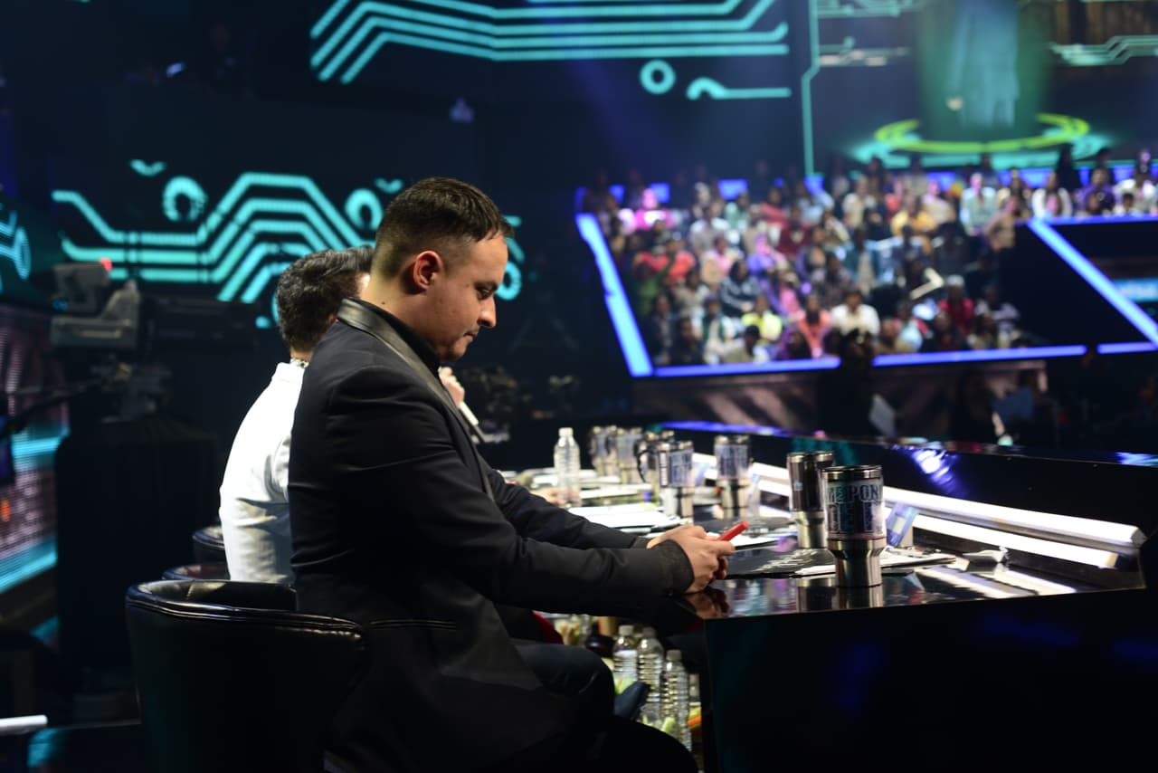 Cuando no están frente a la cámara, los famosos hacen de todo, lo malo es que no se dan cuenta que nuestra cámara indiscreta anda alerta y los está viendo. Así fue como captamos a jueces y capitanes en el detrás de cámaras.