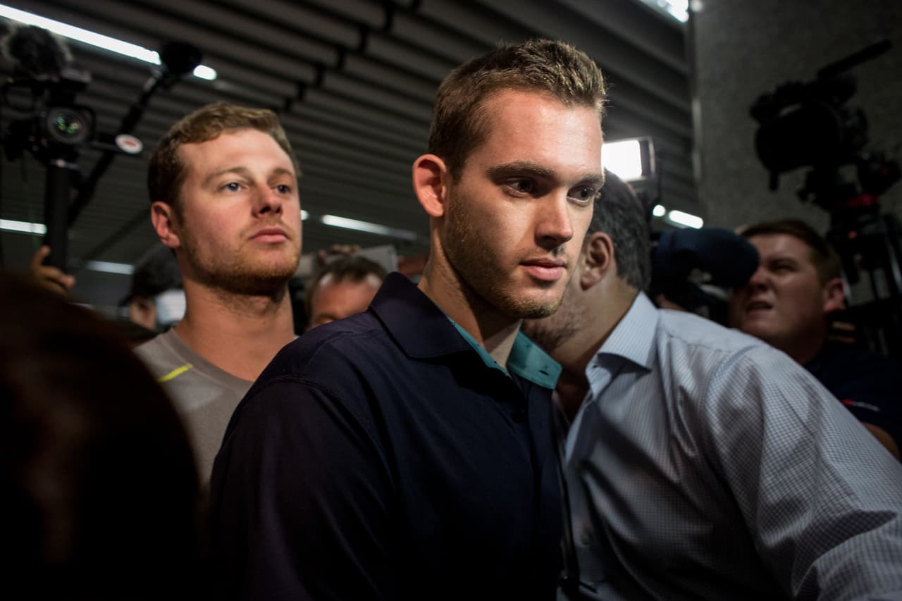 El nadador olímpico 
<b>Ryan Lochte (Estados Unidos)</b> acusó ser víctima de un robo durante los Juegos de Río 2016 pero las investigaciones determinaron que el atleta lo había inventado todo. Speedo, Gentle Hair Removal y Airwave decidieron acabar sus contratos con él.