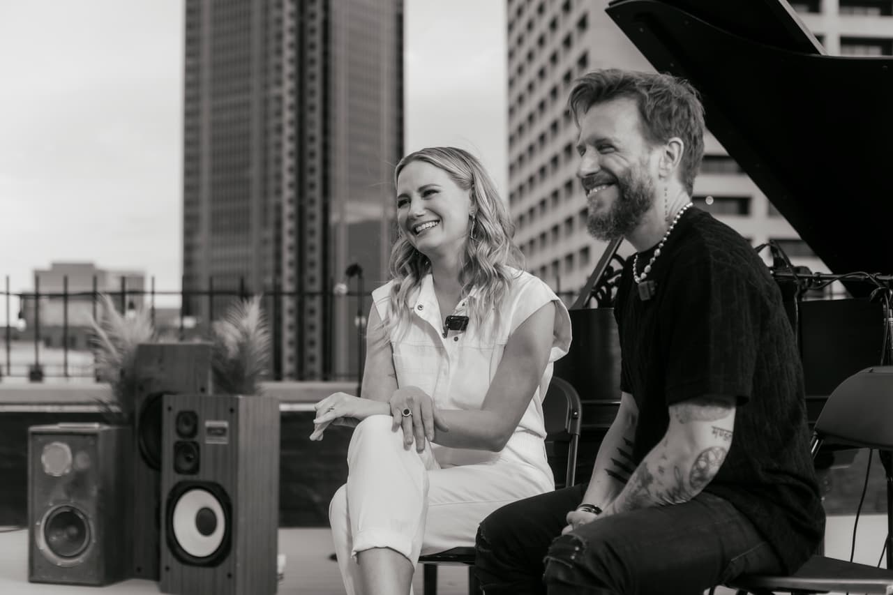 Noel Schjaris y Jennifer Nettles en los ensayos de los Latin AMAs 2024