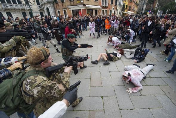 Algunos participantes disfrazados de zombis y soldados simularon una pelea.