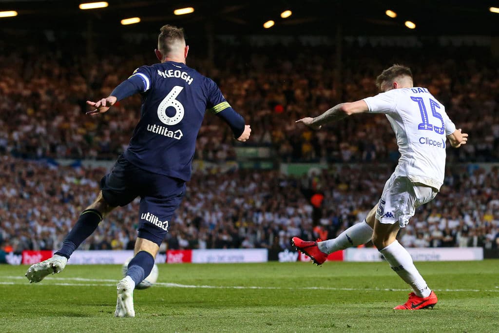 Pero de nueva cuenta, el jugador de Irlanda del Norte Stuart Dallas le daba esperanza al Leeds United al marcar su segundo gol del partido y que ponía las cosas 3-2 y 3-3 en el global, pero el gol de visitante pesaba y calaba hondo.