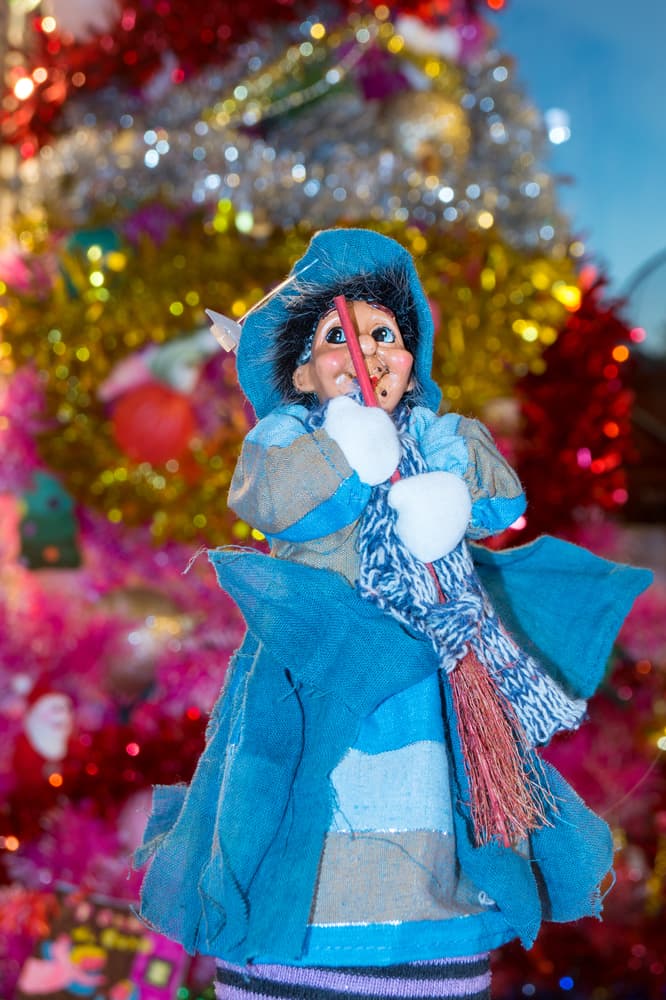 Pero esta bruja no es mala ni tenebrosa. El personaje se llama Befana, y es una figura típica del folclor italiano, que también tiene su propio cuento de Navidad relacionado con el nacimiento de Jesús. Es ella quien visita a los niños la noche anterior de la Epifanía, o sea, el 6 de enero.