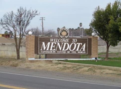 <b>Mendota, en el condado de Fresno, es la capital mundial del melón (naranjo) y así dice en la entrada a la ciudad. </b>