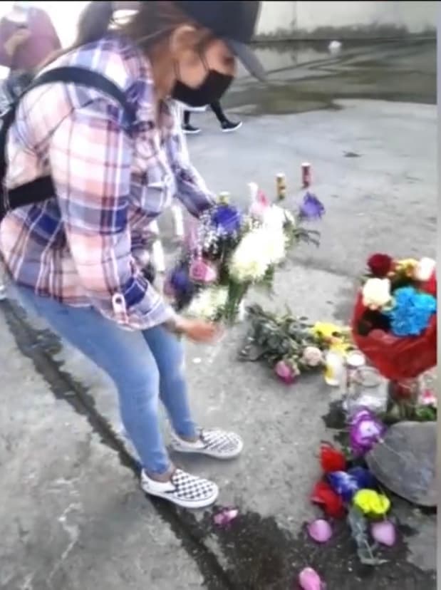 Dos días después del trágico hallazgo, Mireles tomó fuerzas y se acercó hasta el lugar donde apareció el cuerpo de su hija para dejar unas veladoras y flores. Allí pudo encontrar un anteojo de los que usaba y un diente, 
<b>pruebas que reportó a las autoridades para que fueran analizadas. </b>
<br>