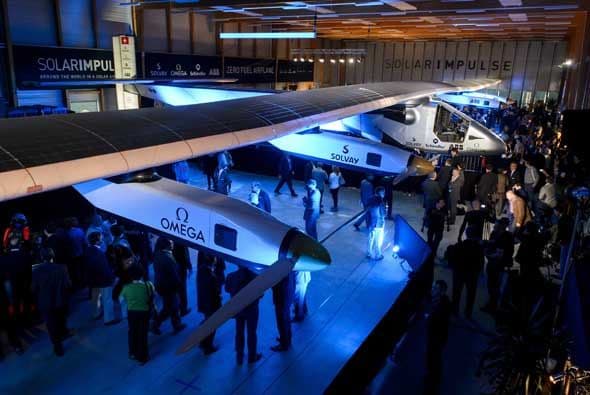 Solar Impulse 2 (Si2), el segundo prototipo de avión solar, fue presentado en Suiza, con miras a dar la vuelta al mundo a partir de marzo del 2015, gracias a su autonomía que le permitirá volar hasta cinco días seguidos.