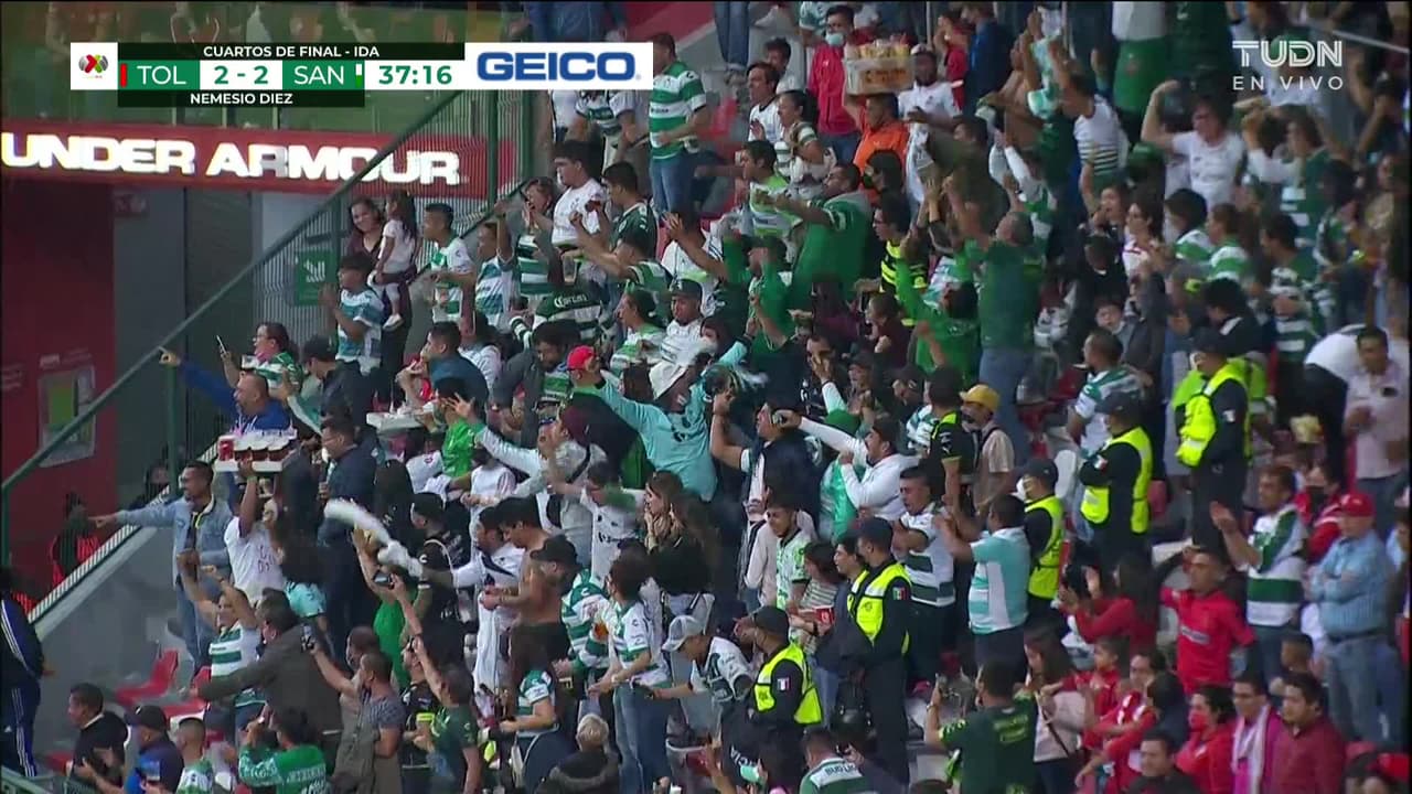¡GOL!  anota para Santos Laguna. Harold Preciado