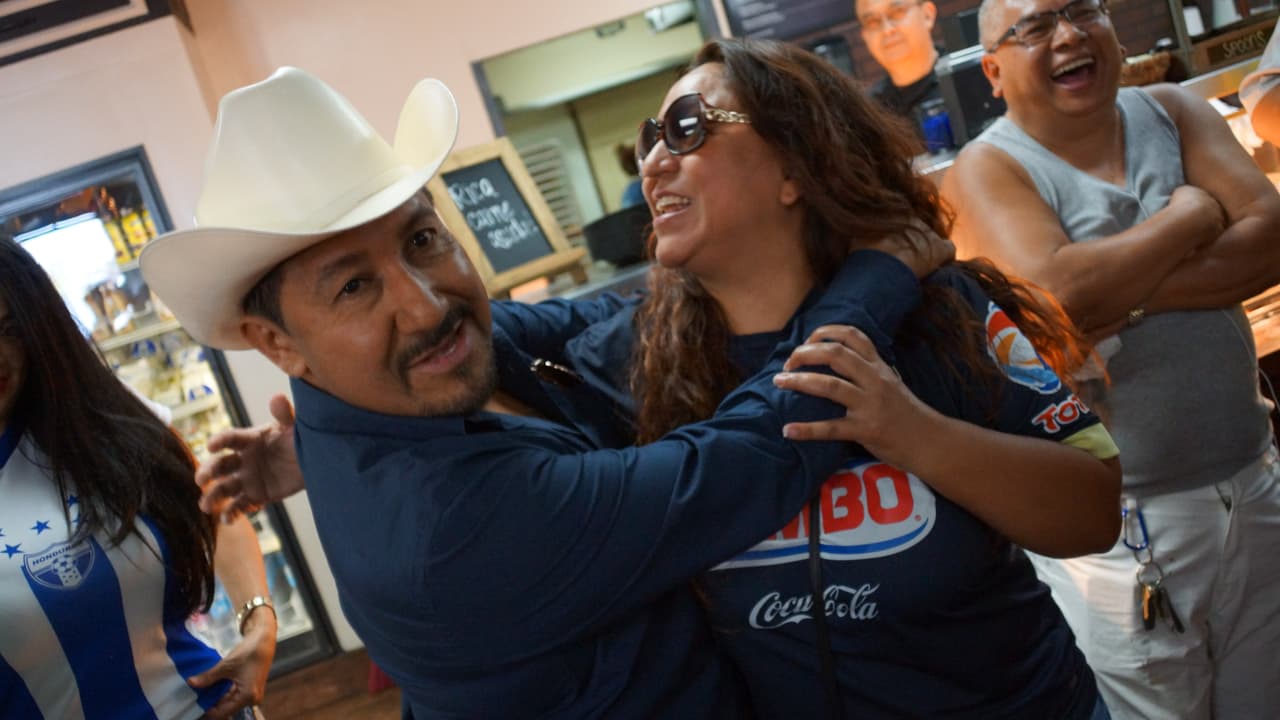 La Hondureña confía en que su selección le gane a México y en un próximo partido, y no tiene problema con seguir pagando apuestas hasta lograr que El Feo y El Pelón sean los que paguen el siguiente reto.