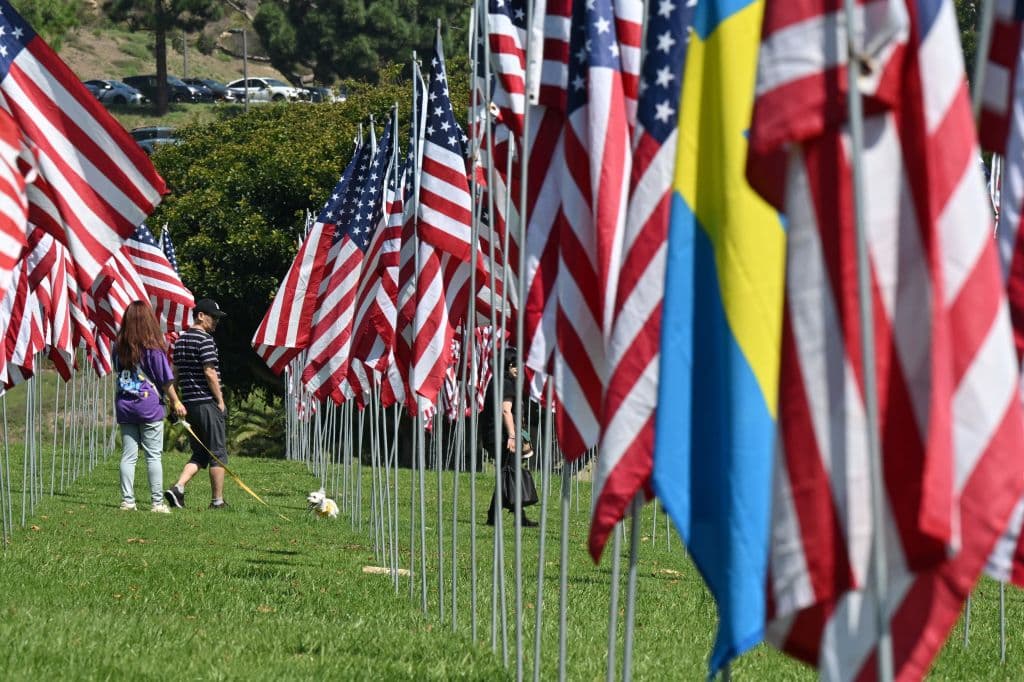 Junto a una de las casi 3,000 banderas que exhibe Pepperdine University en Malibu, hay una de Suecia, país de origen de una de las víctimas del 9/11.