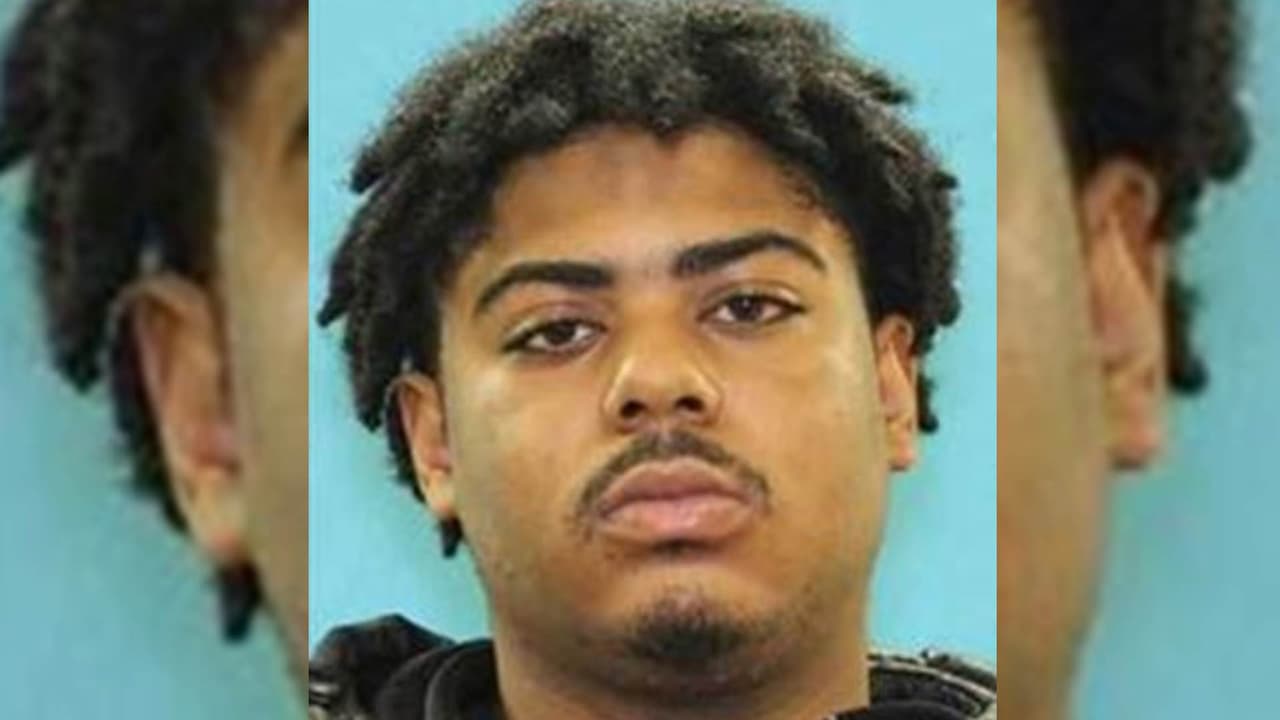 Él es Rashaud Holmes, de 19 años, a quien se le busca por el asesinato de Daniel Mathis, también de 19 años.
<br>