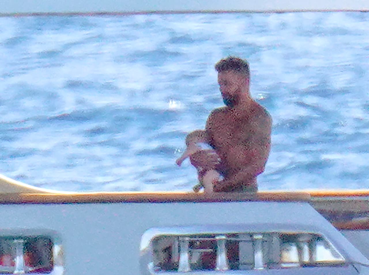 El cantante, su marido y sus cuatro hijos pasaron el pasado fin de año en 
<b><a href="https://www.univision.com/famosos/un-papa-muy-dedicado-ricky-martin-no-suelta-a-sus-hijos-mientras-vacaciona-en-yate-con-su-esposo-jwan-yosef-fotos" target="_blank">una travesía en yate</a></b> en las aguas de la isla de Saint Barth. 
<br>