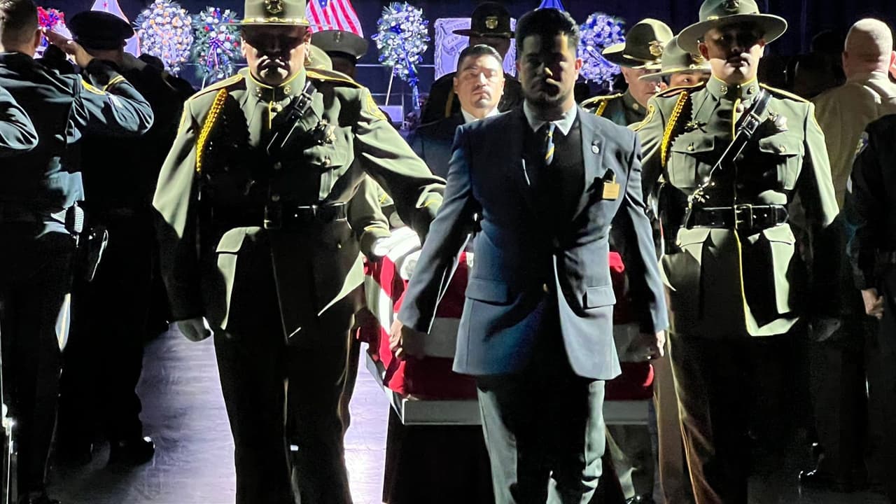 El féretro con los retos del oficial Carrasco Jr. fue retirado en medio de la música de gaitas.