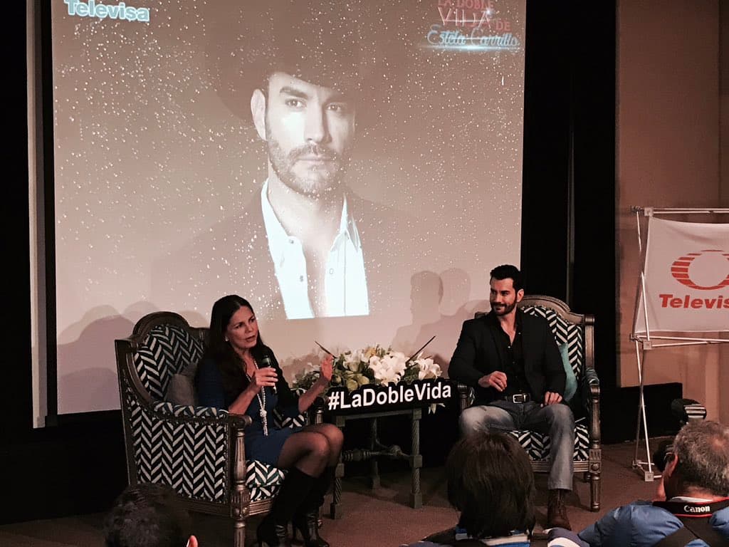 El actor se convirtió en 
<b><a href="http://www.univision.com/novelas/la-doble-vida-de-estela-carrillo/david-zepeda-es-ryan-cabrera-en-la-doble-vida-de-estela-carrillo">Ryan Cabrera</a></b>, un importante empresario de la música regional mexicana que ha vivido un frenético amor con las dos mujeres que han ocupado el nombre de 
<b><a href="http://www.univision.com/novelas/la-doble-vida-de-estela-carrillo/ariadne-diaz-es-estela-carrillo-en-la-doble-vida-de-estela-carrillo">Estela Carrillo</a></b>.