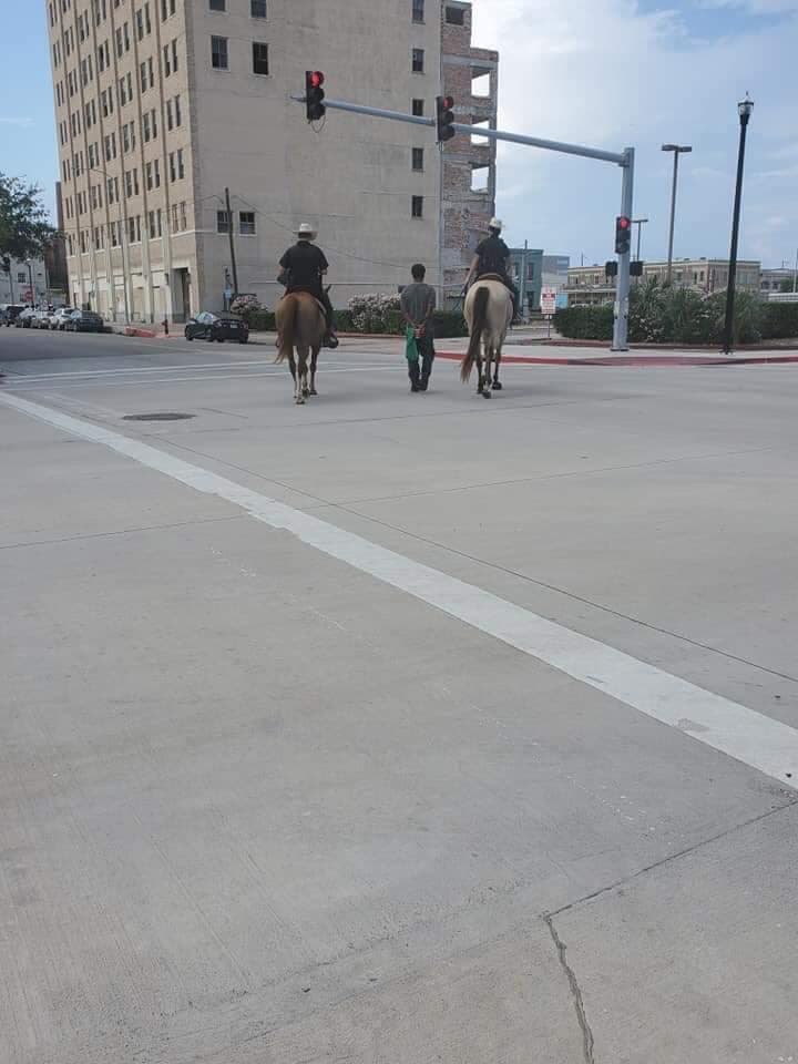 Los agentes implicados han sido identificados como P. Brosch y A. Smith.