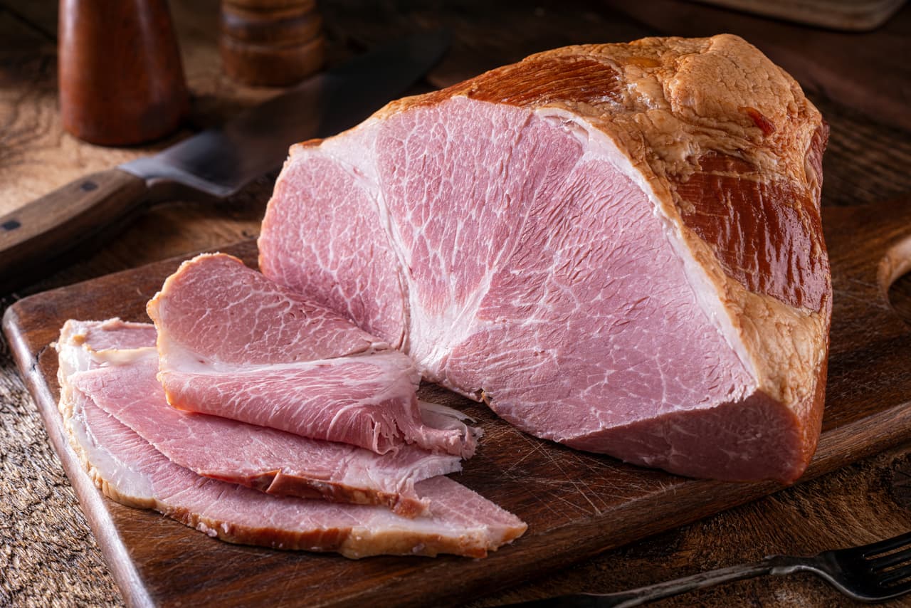 <b>Puesto 7. Jamón, con una subida del 8.7%</b> entre febrero y junio de 2020.
<br>
<br>Este fue uno de los productos cuyo precio subió como resultado de problemas en la cadena suministro. Varias plantas de carne y aves cerraron en los últimos meses debido a brotes de covid-19 en sus empleados, lo que limitó la producción y redujo la oferta.
<br>