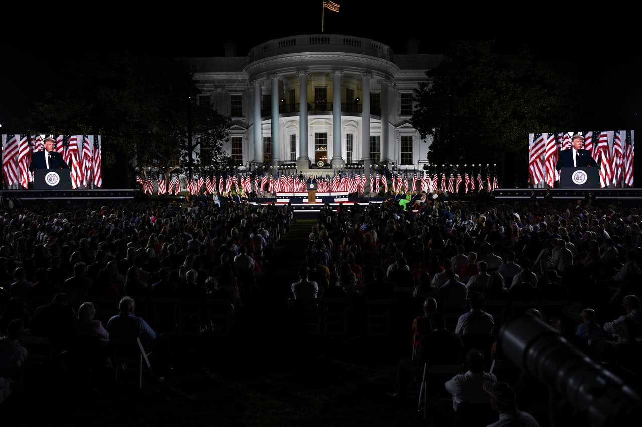 La multitud en el Jardín Sur de la Casa Blanca, sin distanciamiento social, mientras escuchaban el discurso del presidente.