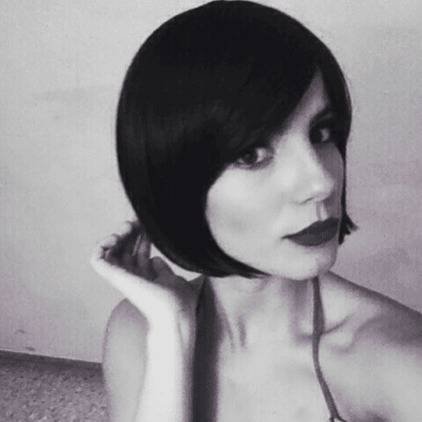 Hace algunos años lucía una cabellera negra súper cortita.