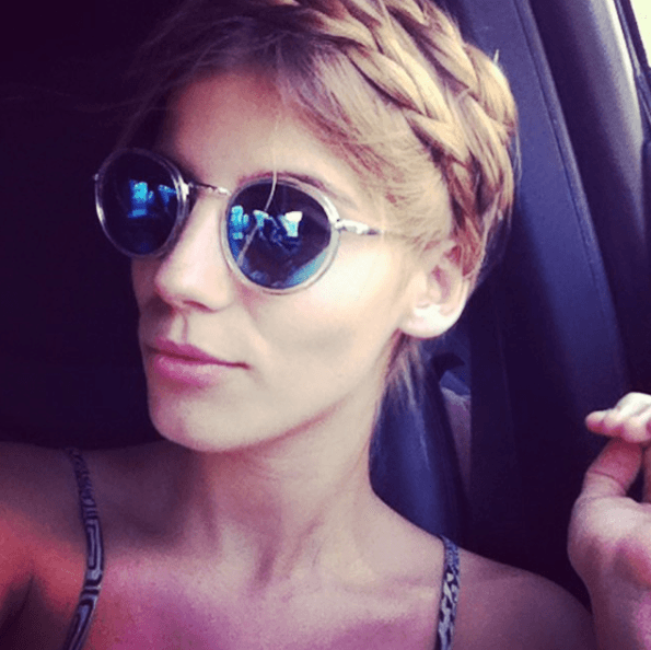 También la hemos visto de rubia con una trenza tipo diadema que la hace ver a la moda.