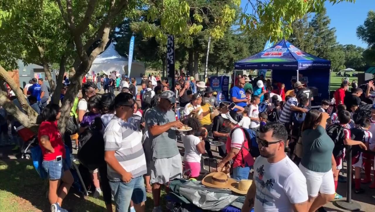 Cientos de personas llegaron al Cherry Island Soccer Complex para apoyar a sus familiares y amigos que jugaban en el torneo. La edición anual de Copa Univision incluye eventos en 14 comunidades de EE UU.